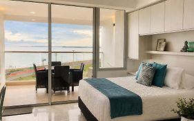 CB726 | Suite moderna frente al mar con balcón y cocina con isla